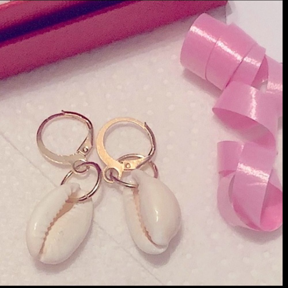FREE PEOPLE Gold Tropical Shell Earrings Hypoallergenic ear loops LightweightNEW - Picture 5 of 5